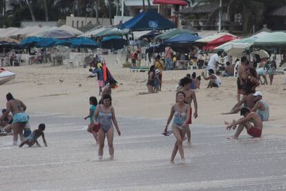 Turistas disfrutan de la playa.