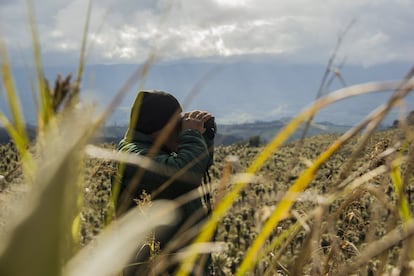 Carlos Mainagüez otea el horizonte a través de sus prismáticos. Los guardias ambientales de La Libertad recorren a diario el páramo en busca de posibles infractores que no respeten la legislación ambiental. Entre las diferentes labores de cuidado de la reserva que realizan se encuentra el control de caza y pesca, la observación de vida silvestre, el control de incendios y frontera agrícola, el registro del turismo y la vigilancia de fuentes de agua.