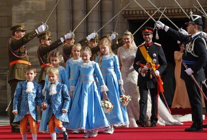 El gran duque de Luxemburgo Guillermo (d) y su esposa la princesa Estefanía, gran duquesa de Luxemburgo, abandonan la catedral de Notre-Dame después de su boda, el 20 de octubre de 2012.