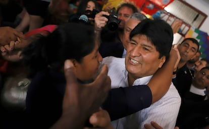 O ex-presidente de Bolívia, Evo Morais, é recibo por uma mulher depois de sua arribo ao aeroporto de Buenos Aires.