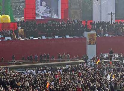 Asistentes a la concentración del pasado 30 de diciembre en la plaza de Colón de Madrid observan en una pantalla al Papa, que les dirige un mensaje desde el Vaticano.
