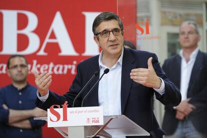 El exlehendakari Patxi López participa en una acto de inicio de campaña del 26-J, en Vitoria.