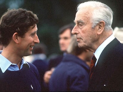 El príncipe Carlos y lord Mountbatten, en un partido de polo en Windsor el 1 de julio de 1979.