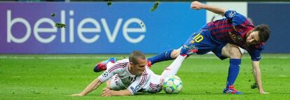 Messi trata de hacerse con el balón ante Mesbah
