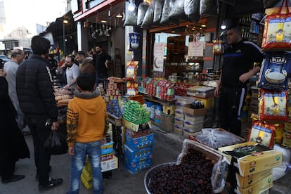 En el mercado en Idlib, la gente encuentra dificultades para comprar debido al aumento sin precedentes de los precios en Siria, como resultado de la crisis económica que vive el mundo por la guerra rusa en Ucrania. La mitad de la población del noroeste de Siria no podía satisfacer sus necesidades diarias de pan, según OCHA.