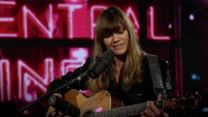 Ana Fernández-Villaverde, más conocida como La Bien Querida, tocando la guitarra.