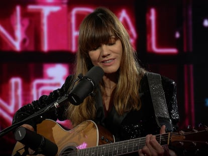 Ana Fernández-Villaverde, más conocida como La Bien Querida, tocando la guitarra.