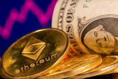 Representación de la criptodivisa Ethereum, junto a un dólar.