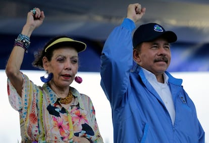 Rosario Murillo, vicepresidenta de Nicaraga, y su marido y presidente del país, Daniel Ortega, levantan sus puños en un acto con motivo del 51º aniversario de la campaña de Pancasan en un acto en Managua.