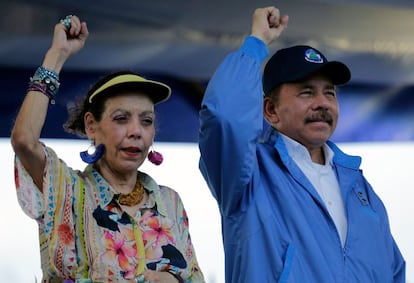 Rosario Murillo, vicepresidenta de Nicaraga, y su marido y presidente del país, Daniel Ortega, levantan sus puños en un acto con motivo del 51º aniversario de la campaña de Pancasan en un acto en  Managua.