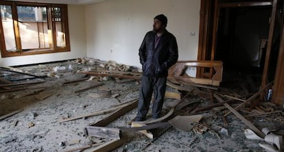 Un hombre supervisa los destrozos en el ataque talibán en la Embajada de España en Kabul.