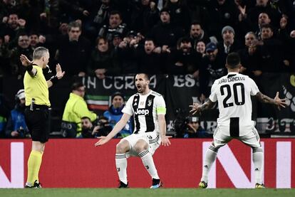 Giorgio Chiellini y Joao Cancelo de la Juventus se encaran con el árbitro Bjoern Kuipers por su decisión de anular un gol. 