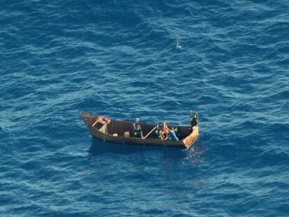 Cuatro supervivientes inmigrantes piden ayuda en el mar el 8 de agosto de 2023.