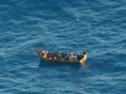 Cuatro supervivientes inmigrantes piden ayuda en el mar el 8 de agosto de 2023.