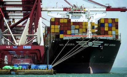 El buque portacontenedores "MSC Aurora" en el puerto de Qingdao, en la provincia oriental de Shandong (China).