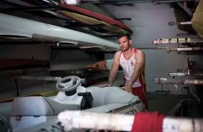 Saúl Craviotto en el hangar del pantano de Picadas durante una concentración en verano de 2018.