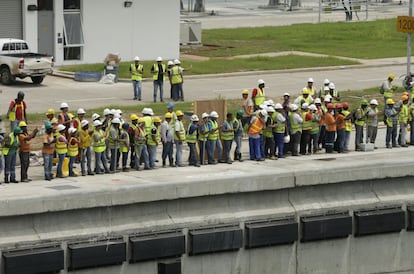 Cientos de trabajadores de la ampliación observaron con atención las maniobras del gigantesco barco.