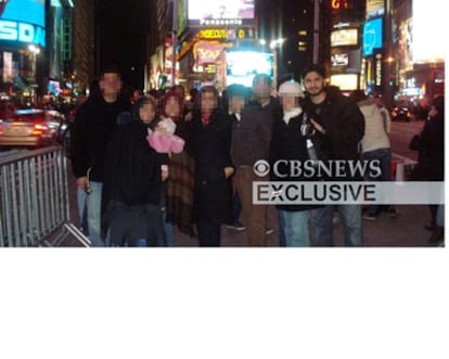 La cadena CBS distribuyó ayer esta foto de hace más de un año en la que se ve a Faisal Shahzad en Times Square con su esposa Huma Mian (junto a Faisal) y un grupo de personas no identificadas.