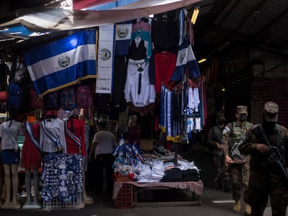 Militares circulan por las calles del centro de San Salvador.