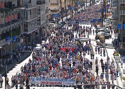 Trabajadores de los astilleros de Izar, durante la manifestación de ayer en Cádiz.