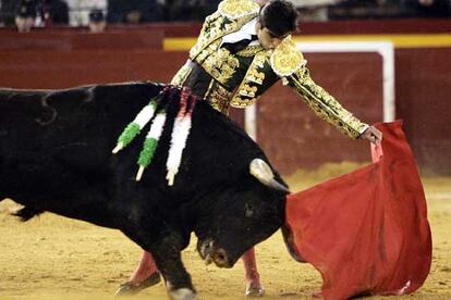 Miguel Ángel Perera embarca con la izquierda a <i>Harinero</i>.