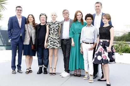 El director estadounidense Todd Haynes (c) posa junto al elenco de actores formado por Juliane Moore (4-d), Michelle Williams (4-i), Jaden Michael (3-d), Millicent Simmonds (d), el autor estadounidense Brian Selznick (i) y los productores Christine Vachon (3-i), Pamela Koffler (2-i) y John Sloss (2-d) durante la presentación de su última película, 'Wonderstruck'.