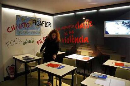 Escenificación de una aula donde se lleva a cabo el <i>bullying,</i> el acoso escolar por parte de los compañeros.