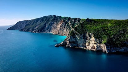 Protegido por albergar una curiosidad vegetal —ejemplos de maquis mediterráneos frente al Atlántico—, el parque natural de Arrábida, verde sierra costera entre la portuguesa Setúbal y el cabo Espichel, es garantía de disfrute. Por sus playas (Figueirinha, Galapinhos, Creiro), los acantilados de Portinho da Arrábida, el Museo Oceanográfico (en la antigua fortaleza de Santa Maria da Arrábida) o el avistamiento de la colonia de 'golfinhos' (delfines) residentes en la bahía que forma el estuario del río Sado. Más información: <a href="https://visitsetubal.com/es/front-page-es/" target="_blank">visitsetubal.com</a>