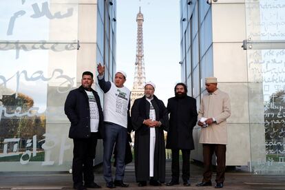 Marek Halter (2º dcha), Imams Hassen Chalghoumi (2º izq) y Mohamed Kamal Mostafa (C), en el Muro de la Paz en París con la Torre Eiffel de fondo durante los actos en recuerdo a las víctimas de los atentados.
