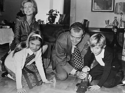 Febrero de 1976. El ya proclamado rey Juan Carlos juega con sus hijos el príncipe Felipe, de 8 años, y la infanta Elena, de 12, en el palacio de la Zarzuela.