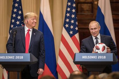 Vladímir Putin, con un balón de fútbol del Campeonato Mundual, junto a Donald Trump el pasado lunes 16 de julio.