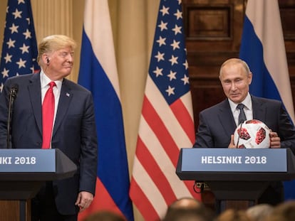 Vladímir Putin, con un balón de fútbol del Campeonato Mundual, junto a Donald Trump el pasado lunes 16 de julio.