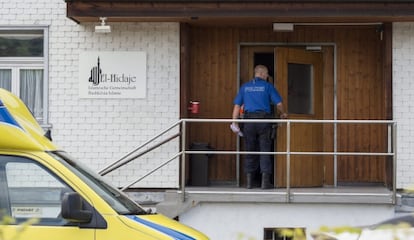 Un policía entra a la mezquita el 22 de agosto