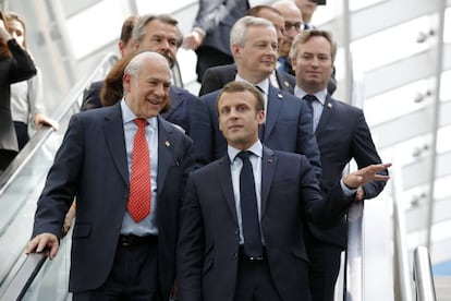 El presidente francés, Emmanuel Macron, y el secretario general de la OCDE, Ángel Gurría
