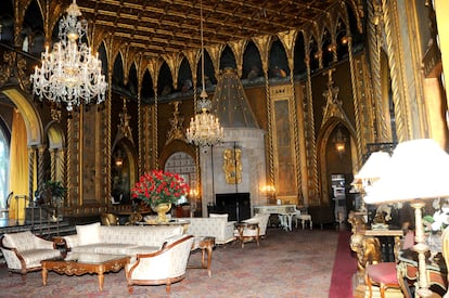 El interior de uno de los salones de Mar-a-Lago decorado con un abigarrado estilo ecléctico.