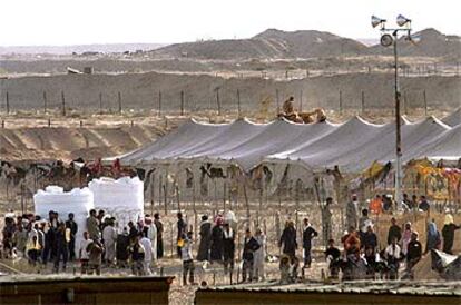 Prisioneros iraquíes, en el campamento de Camp Bucca, donde el Ejército español ha instalado un hospital de campaña.
