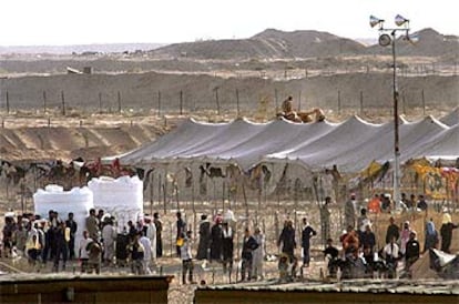 Prisioneros iraquíes, en el campamento de Camp Bucca, donde el Ejército español ha instalado un hospital de campaña.