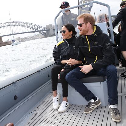 Meghan las llevó -sustituyendo a sus altísimos tacones- mientras navegaba durante un evento de vela en los Juegos Invictus.