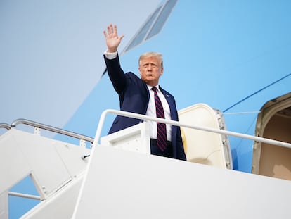 El presidente Donald Trump saluda desde el Air Force One.