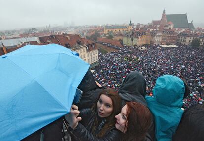 Miles de mujeres hicieron huelga y marcharon el 3 de octubre en Polonia contra la restrictiva ley del aborto que planteaba el Gobierno. Las protestas hicieron efecto y consiguieron paralizar la medida.