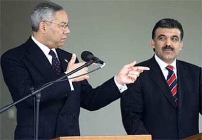 Colin Powell, junto al ministro turco de Exteriores, Abdulá Gul, durante una rueda de prensa conjunta en Ankara.