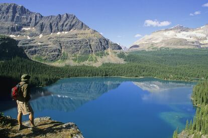 Un senderista admirando el Lago O'Hara en el Parque Nacional Yoho. Canadá ha inaugurado el camino sin coches más largo del mundo (24.000 kilómetros). 