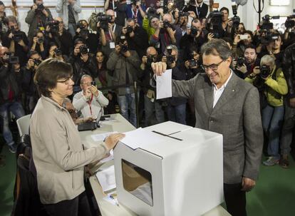El president de la Generalitat, Artur Mas, al moment de votar.