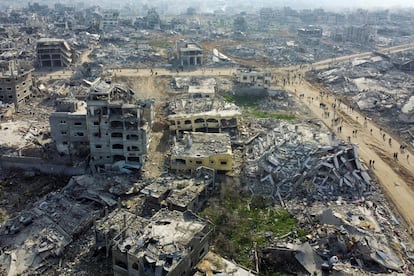 Vista aérea de los edificios destruidos en el norte de la franja de Gaza, el domingo.