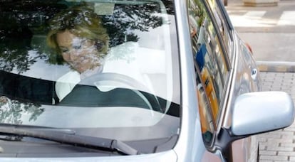 Esperanza Aguirre llega a la Asamblea en coche. 