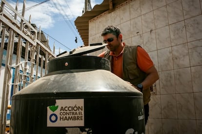 La primera respuesta de Acción contra el Hambre en zonas afectadas fue situar tanques de agua en los albergues temporales para que los camiones de la municipalidad los llenasen con agua potable y la población desplazada, al haber quedado sus viviendas destrozadas, pudiera beber con seguridad.