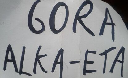 Pancarta mostrada durante la representación.