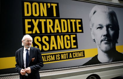 Julian Assange, a su entrada al tribunal que juzga su caso.
