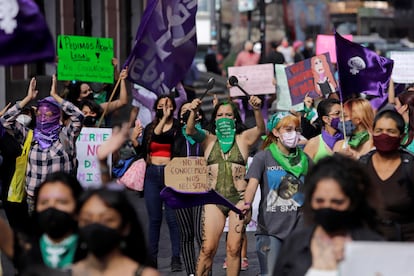 Feministas protestan a favor de la despenalización del aborto en México