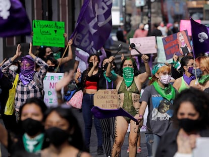 Feministas protestan a favor de la despenalización del aborto en México